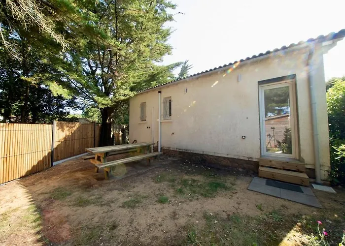 Dom wakacyjny Maison Avec Jardin Arbore Et Calme *