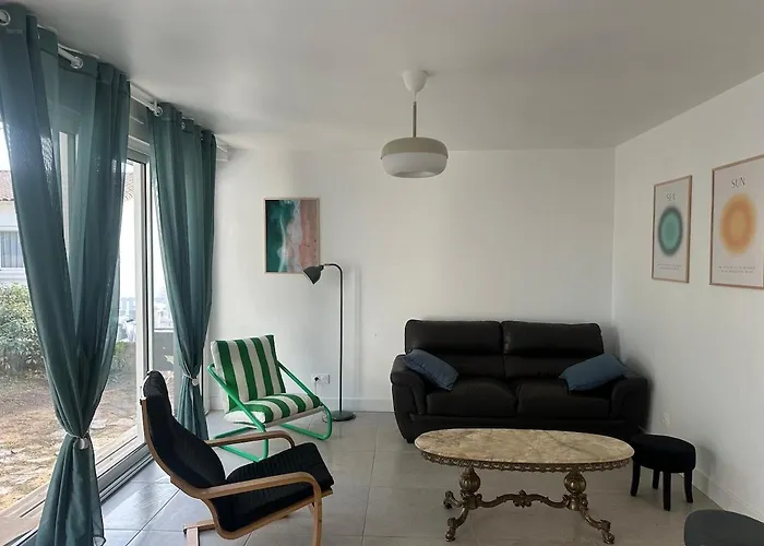 Dom wakacyjny Maison Avec Jardin Arbore Et Calme